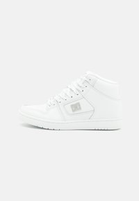 High-top sko laget av hvitt lær med teksturert overflate. Har en fremtredende logo og flate lisser. Gummisåle med grep mønster.