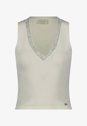 Top senza maniche in maglia color crema con scollo a V decorato con piccoli borchietti argentati e una piccola targhetta con logo metallico sull'orlo inferiore.