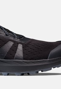 Schwarzer Sportschuh mit einem Mesh-Obermaterial, strukturierten Überzügen und einer robusten Laufsohle. Leichtgewichtig mit verstärkten Zehen- und Fersendetails.