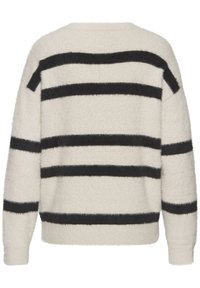 Chlpatý krémový sveter s vodorovnými čiernymi pruhmi. Má voľný strih, okrúhly výstrih a ribbované manžety. Mäkká textura a vysoká zahriatosť.