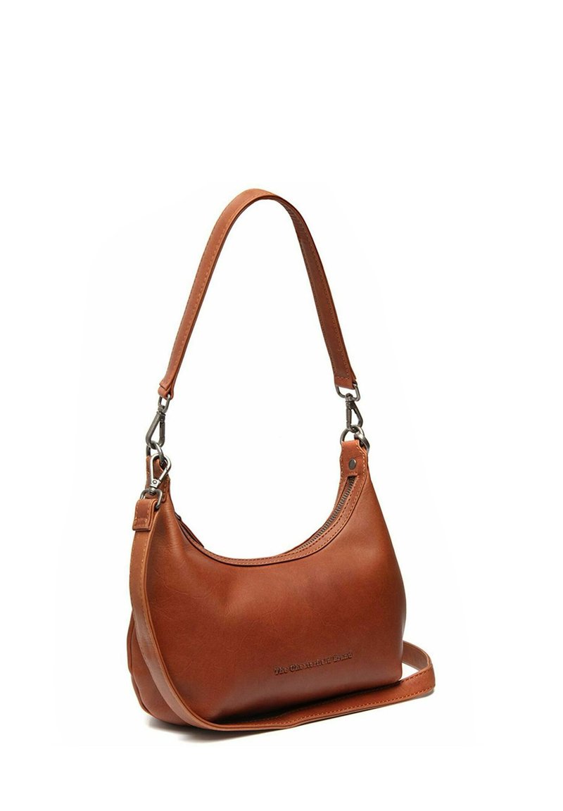 Braune Leder-Schultertasche mit einer gewölbten Form, einem Reißverschluss-Detail und einem langen Trageriemen. Mit metallischen Hardware-Akzenten.