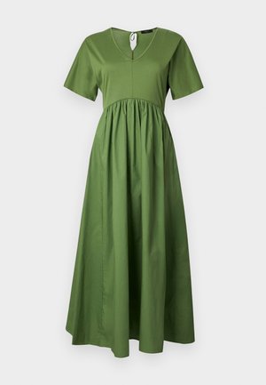 Grünes Baumwoll-Maxikleid mit kurzen Ärmeln, einem V-Ausschnitt und gerafftem Taillenmittelteil. Sanfte Textur mit fließender Silhouette.