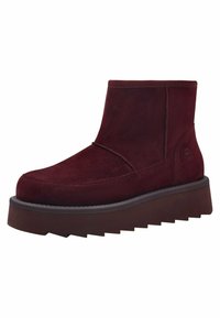 Stivaletto bordeaux con tomaia in suede, dotato di una robusta suola piattaforma e bordo zigzag. Design semplice e senza cuciture, privo di elementi hardware visibili.