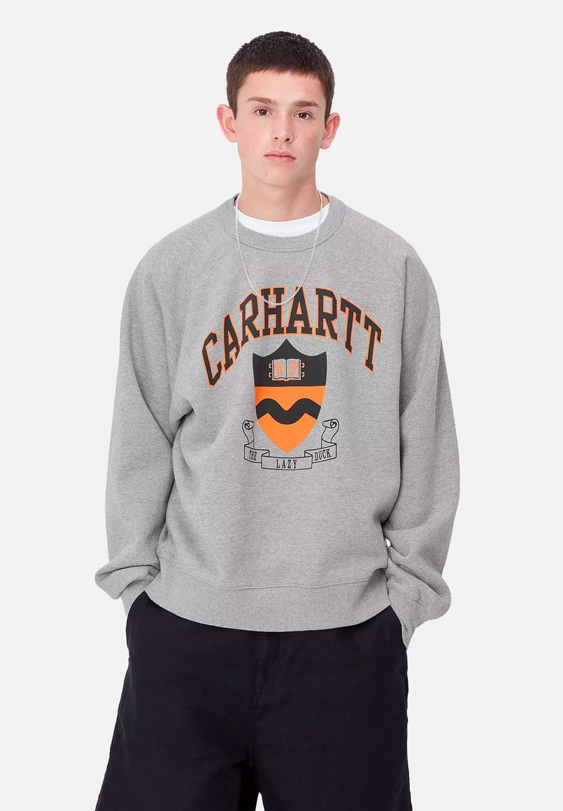 Felpa grigia con un collo arrotondato, caratterizzata dalla scritta "CARHARTT" in arancione e un design a scudo con un motivo arancione e nero.