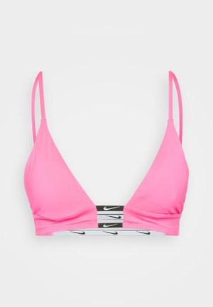 Haut de bikini triangulaire rose avec de fines bretelles et une bande élastique noire affichant un logo blanc. Tissu lisse avec un minimum de détails.