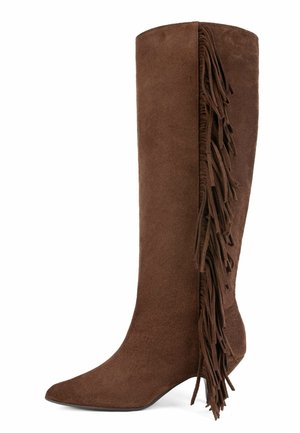 Brune ruskindsstøvle i knæhøjde med spidse tæer og detaljer med sidefrans. Har et elegant design og en afrundet hæl for ekstra højde.