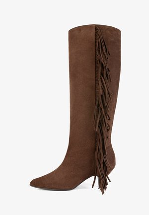 Stivale alto in suede marrone con punta affusolata e dettagli di frange laterali. Presenta un design elegante e un tacco affusolato per un'altezza maggiore.