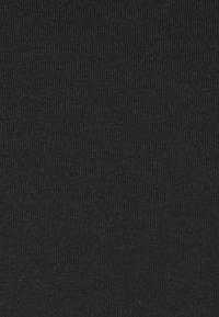 Svart tyg med en ribbad textur, som visar fina horisontella linjer. Materialet verkar elastiskt och slätt.