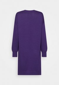 Paarse gebreide jurk met lange mouwen en ribbelboord aan de ronde halslijn, manchetten en zoom, plat weergegeven tegen een witte achtergrond.