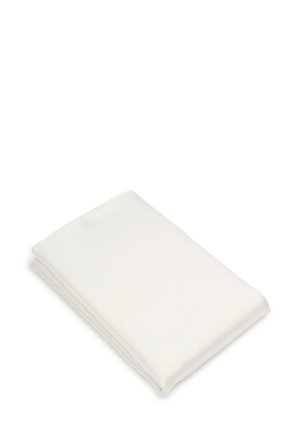 Wit, gevouwen textiel met een gaasachtige textuur. Zachte oppervlakte en rechthoekige vorm. Lichtgewicht en zonder zichtbare patronen of hardware.