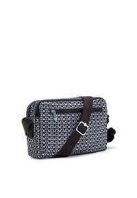 Textureret sort-hvid mønstret crossbody taske med en brun justerbar rem, lynlåslommer og en pom-pom detalje på siden.
