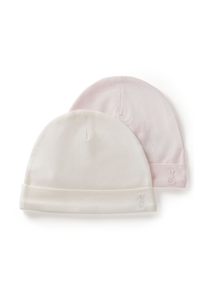 Dos gorros de algodón suave: uno blanco y otro rosa claro. Cada uno tiene un puño doblado y un pequeño detalle bordado de un conejito en el lateral.