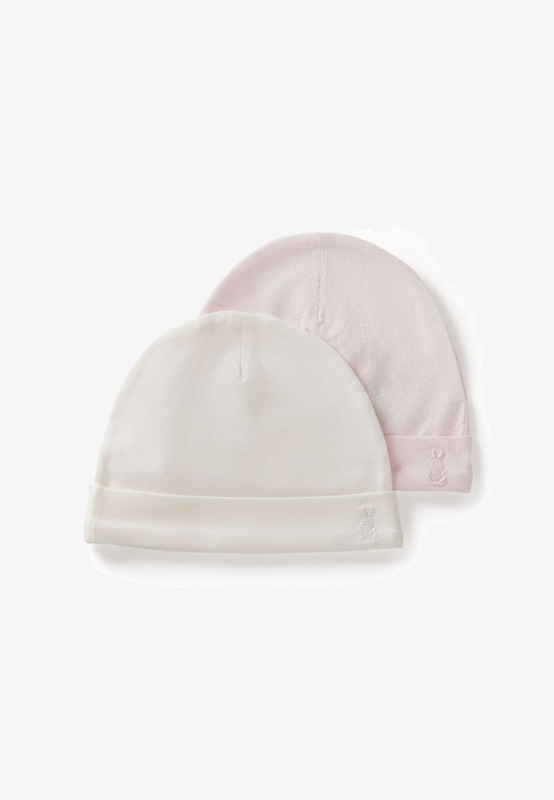 Dos gorros de algodón suave: uno blanco y otro rosa claro. Cada uno tiene un puño doblado y un pequeño detalle bordado de un conejito en el lateral.