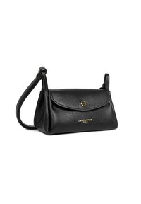 Borsa a tracolla nera in pelle con superficie testurizzata, dotata di chiusura a patta, accentuata da un logo dorato e una tracolla removibile. Design compatto.