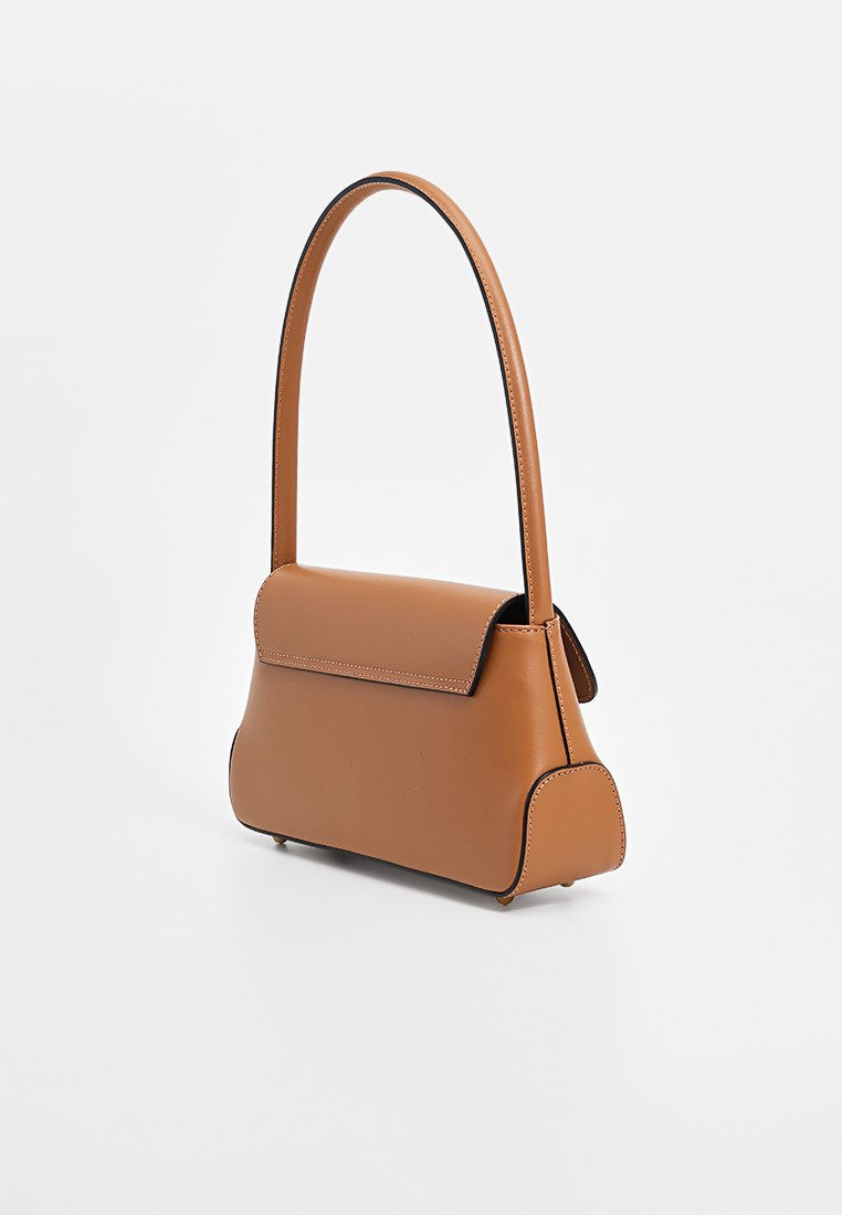 Braune Leder-Handtasche mit einem einzelnen oberen Griff, Klappenverschluss und abgerundeten Kanten. Verfügt über kontrastierende Nähte und eine glatte Textur.