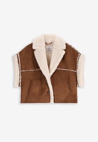 Manteau en faux suède marron avec un intérieur en peluche crème, col châle et fermeture à boutons. Dispose de deux poches latérales et d'accents de couture blanche.