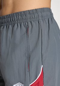 Umbro RELAXED TRACK PANT - Trainingsbroek - iron gate/red dahlia/brilliant white