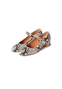 Zapatos Mary Jane con tacón bajo, que presentan un patrón de serpiente en blanco y negro, punta redondeada y una correa ajustable en el empeine.