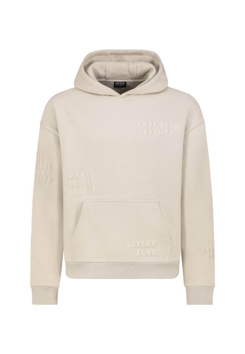 Beige katoenen hoodie met een voorzak, voorzien van reliëf tekstdetails: "EMOTIONAL REALITY," "LIVE IT FEEL IT," en "LOVERS CLUB."