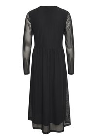 Robe noire avec de longues manches transparentes, un col rond et une taille froncée. La jupe descend jusqu'au mollet avec une texture lisse.