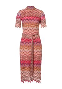 Strickkleid mit einem mehrfarbigen Zickzackmuster in Rot-, Pink- und Beigetönen. Kurze Ärmel, hoher Kragen und taillierter Gürtel.
