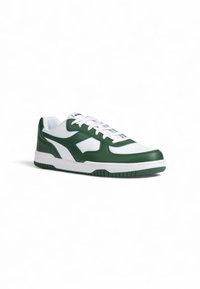 Sneaker verde e bianco con finitura in pelle liscia, colletto imbottito, chiusura con lacci e suola in gomma testurizzata. Dettaglio logo accentato sul lato.