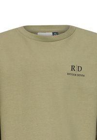 T-shirt in cotone verde oliva con scollo tondo e maniche corte, caratterizzato da un logo nero "R/D Retour Denim" sul davanti.
