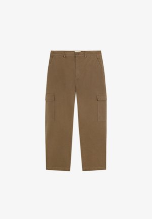 Pantalones cargo marrones de pierna recta con bolsillos laterales con solapa, bolsillos delanteros inclinados, trabillas para cinturón y cierre de botón en la cintura.