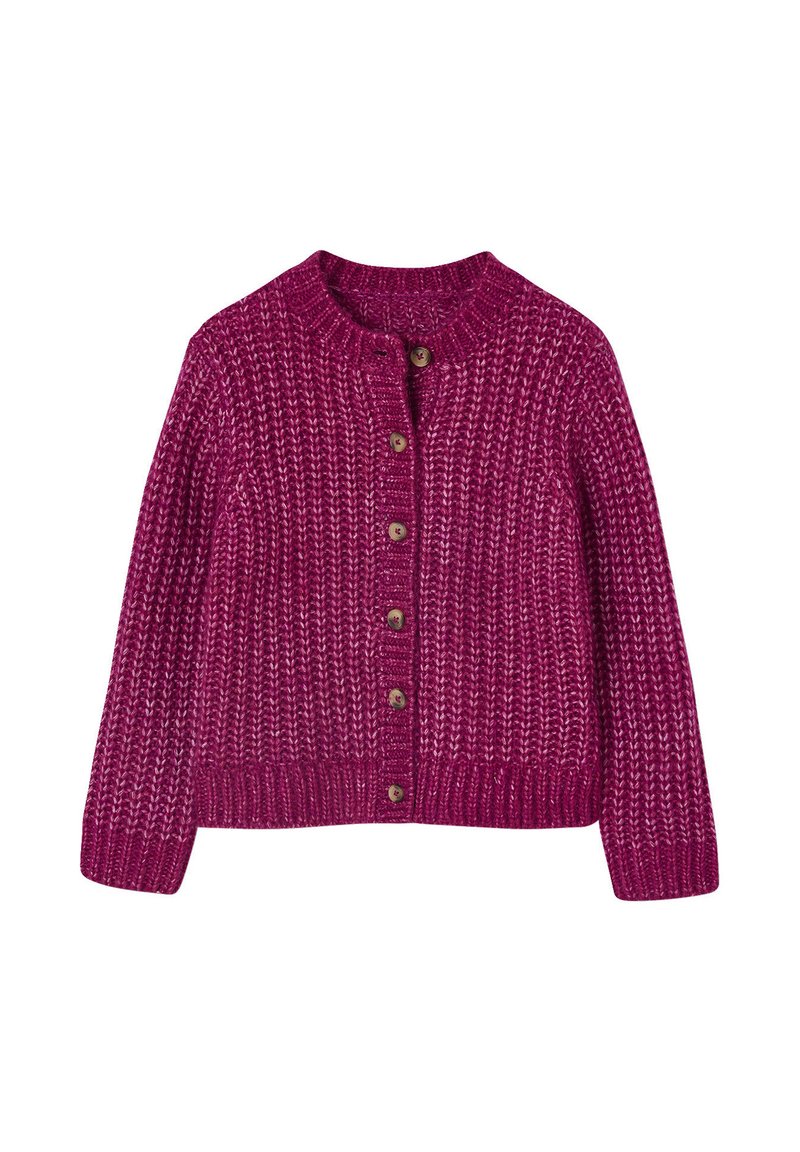 Magenta gestrickte Strickjacke mit rundem Halsauschnitt, sieben braunen Knöpfen auf der Vorderseite und strukturiertem Rippstrick an den Bündchen und dem Saum.
