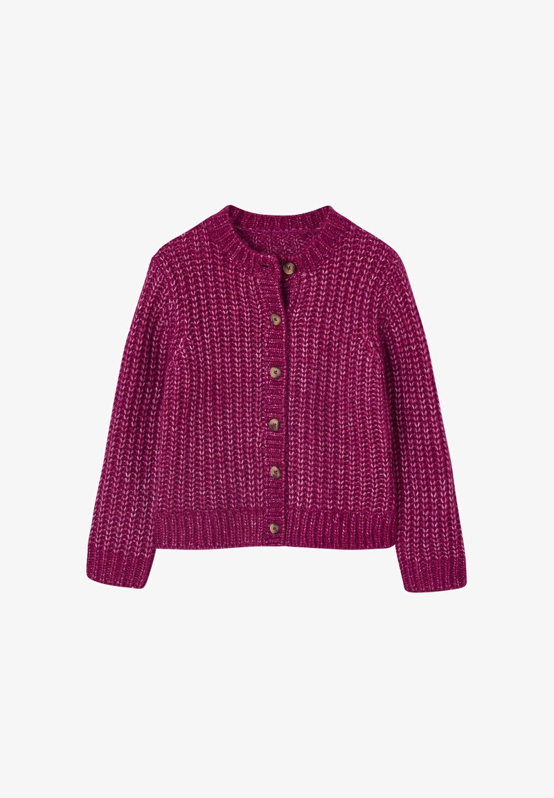 Magenta gestrickte Strickjacke mit rundem Halsauschnitt, sieben braunen Knöpfen auf der Vorderseite und strukturiertem Rippstrick an den Bündchen und dem Saum.