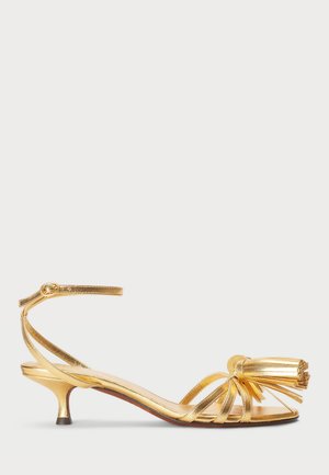 Polo Ralph Lauren METALLIC TASSELED KITTEN SANDAL - Sandále - gold-coloured