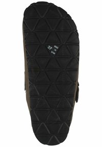 Calzado marrón con una suela de goma negra texturizada que presenta un patrón geométrico y etiquetado como "37 HECHO EN ESPAÑA".