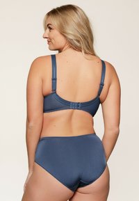 Donkerblauwe bikinitop met een gladde, matte afwerking. De top heeft verstelbare bandjes en een sluiting met haakje, terwijl de hooggerimde onderkant volledige bedekking biedt.