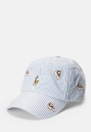 Casquette de baseball rayée bleu clair et blanc avec des chaussures marron brodées et un logo de joueur de polo dispersé sur le tissu.