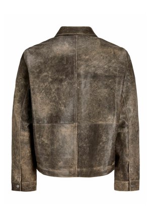 Veste en cuir marron usée avec manches longues, poignets boutonnés et petit col, vue de dos sur fond blanc.