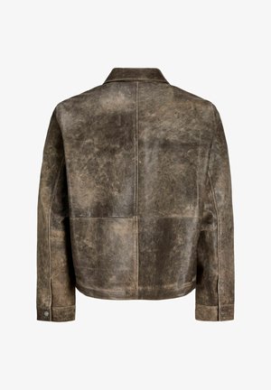 Veste en cuir marron usée avec manches longues, poignets boutonnés et petit col, vue de dos sur fond blanc.