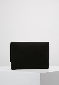 Mustan kankaan clutch-laukku, jossa on yksinkertainen suorakulmainen muoto, taitettavat läppä ja ei näkyvää metalliosaa tai kuvioita, mikä antaa sileän pinnan.