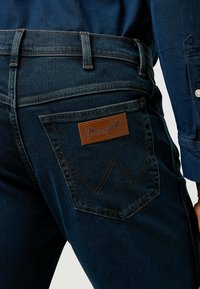 Wrangler TEXAS - Vaqueros rectos - blue oxide