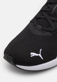 Fekete sneaker, textúrált hálós felsőrésszel, fehér logó részletezéssel és fekete fűzőkkel. Gumi talpa tartósságot és tapadást biztosít.