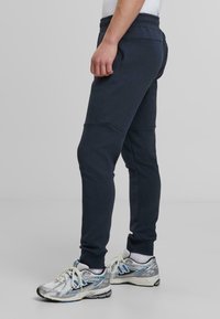 Mister Tee Treniņtērpa apakšdaļas - dark blue