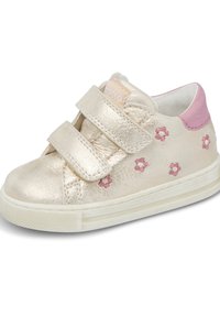 Sneaker metallizzato oro con accenti rosa, doppie fascette in Velcro, ricamo floreale e suola in gomma bianca con motivo testurizzato.