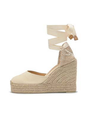 Beige canvas espadrille sleehak met een gevlochten jute plateau en enkelbandjes van dezelfde stof.