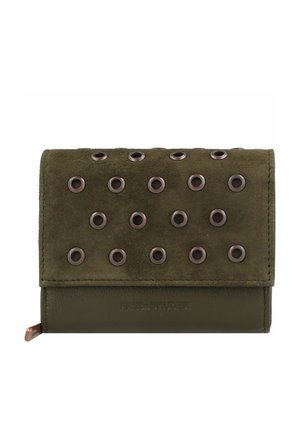 Portefeuille vert olive en suède avec des œillets en métal ronds sur le devant, un fond en cuir lisse et un logo de marque embossé.