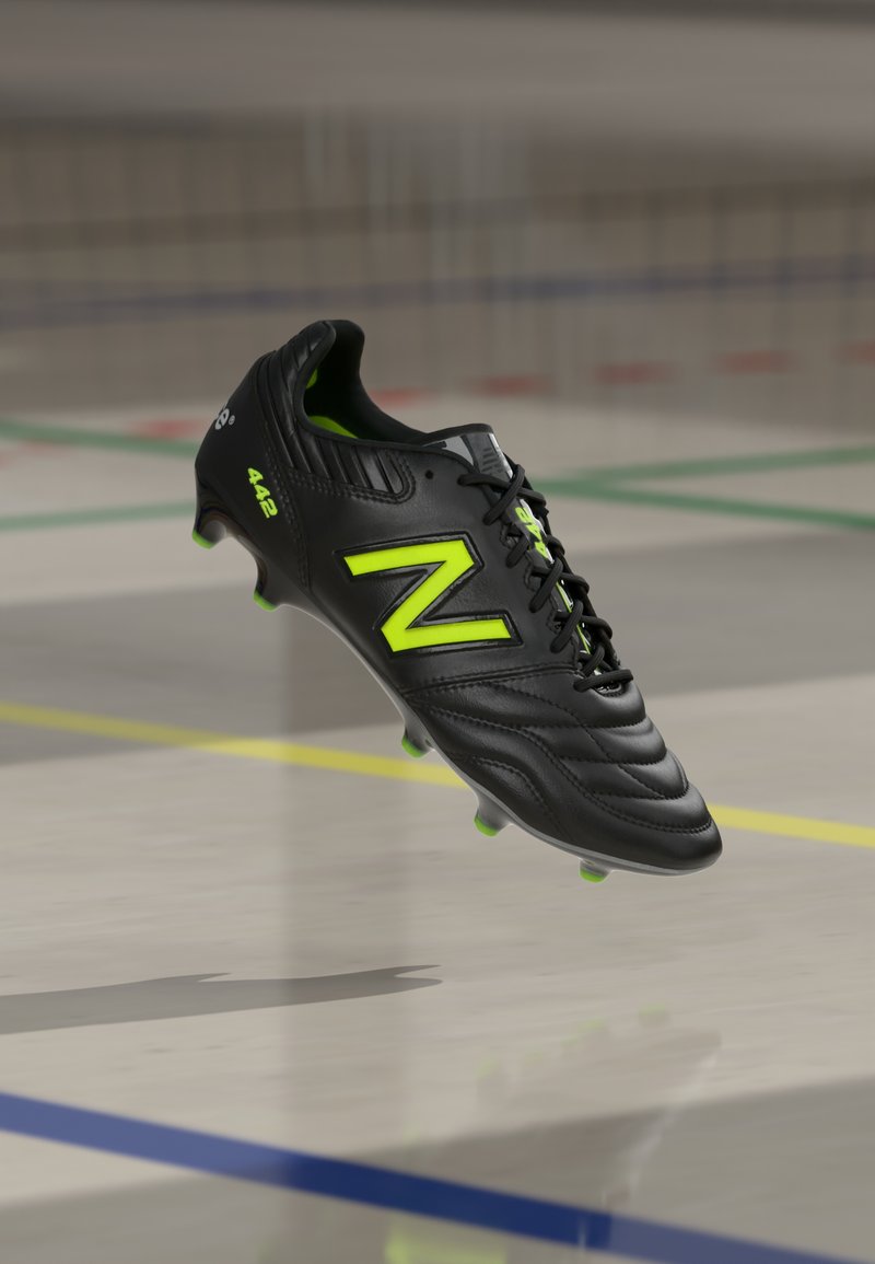 Melnas futbola kurpes ar teksturētu dizainu, neonzaļiem akcentiem uz logotipa un ārējās zoles, ar saistēm un pastiprinātu papēdi.