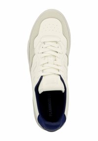Witte sneakers met beige accenten, ronde neus, vetersluiting, glad leren bovenwerk, gewatteerde tong en marineblauwe binnenvoering.
