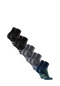 Conjunto de seis pares de calcetines tobilleros en negro, gris y azul marino, con puntas acanaladas y texturas variadas, que presentan un logo y acentos de patrón.