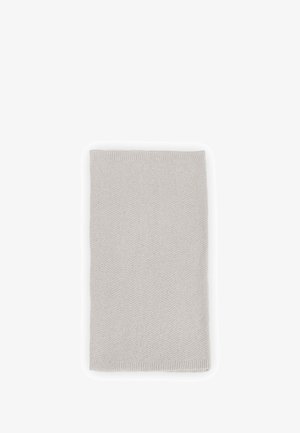 Jasnoszara, dziana prostokątna chusta z delikatnym wzorem w zygzak, ułożona płasko na białym tle.