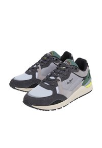 Sneaker grigie e nere che presentano una combinazione di materiali in rete e camoscio. Accenti verdi e gialli sul tallone. Design con lacci standard.