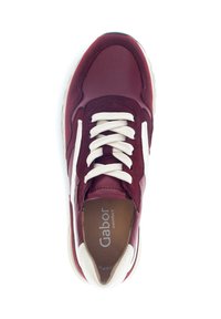 Bordeaux leren sneaker met witte accenten, ronde neus, crème veters, gevoerde binnenzool en een getextureerde zool voor extra grip en comfort.