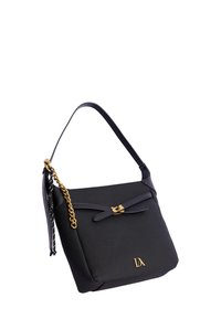 Bolso de tela negra con un acento de cadena dorada, detalle de lazo y base plana. Cuenta con una sola correa para el hombro y un logotipo sutil.